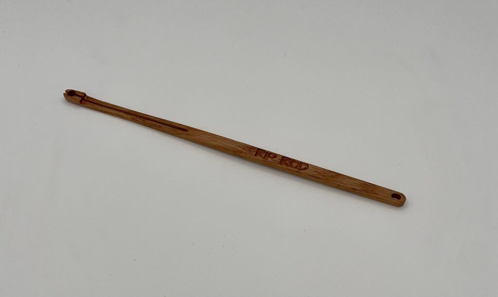 An oak crochet hook named "Oak" is displayed on a plain white background, with "ZIP KOD" engraved on it.